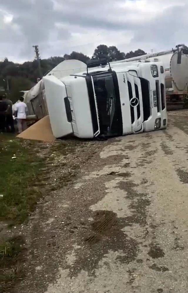 Yem yüklü kamyon devrildi