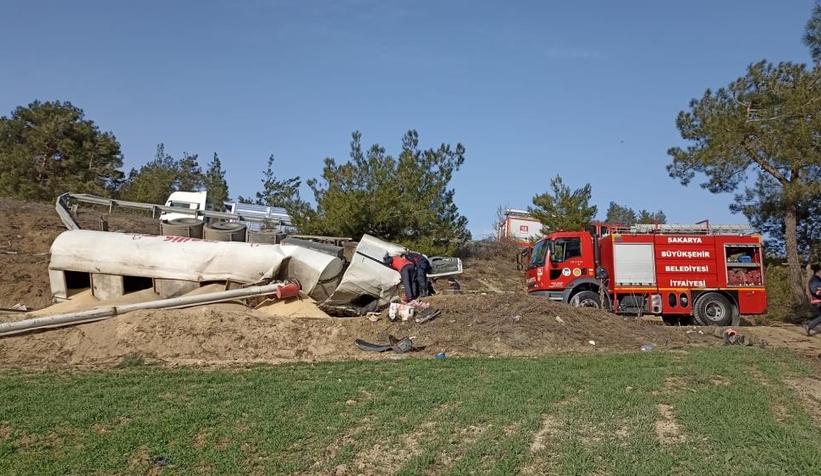 Yem yüktü tır kaza yaptı; Sürücü araçta sıkıştı