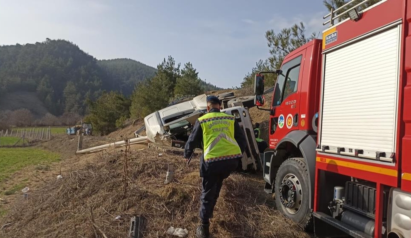Yem yüktü tır kaza yaptı; Sürücü araçta sıkıştı