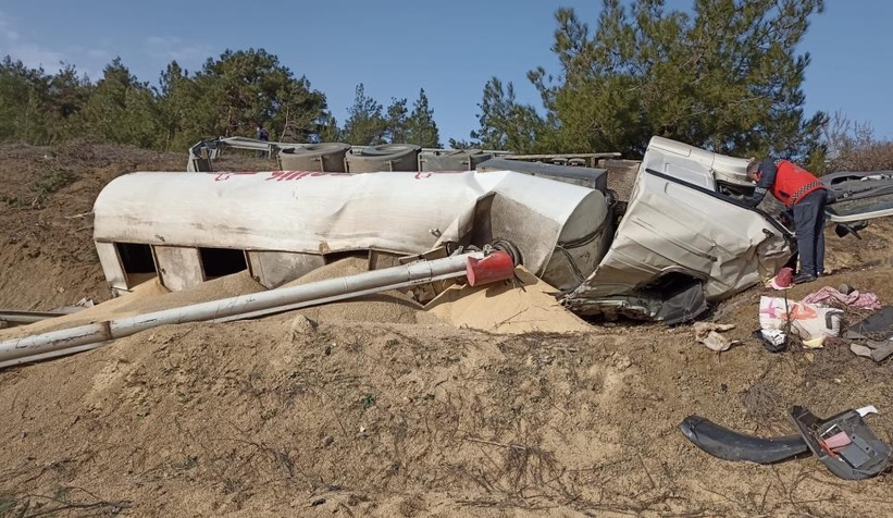 Yem yüktü tır kaza yaptı; Sürücü araçta sıkıştı