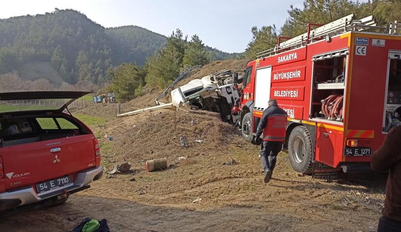Yem yüktü tır kaza yaptı; Sürücü araçta sıkıştı