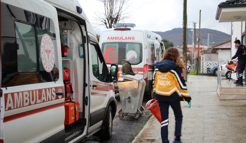 Yemek yerken bayılan karı koca hastaneye kaldırıldı