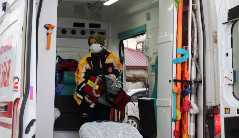 Yemek yerken bayılan karı koca hastaneye kaldırıldı