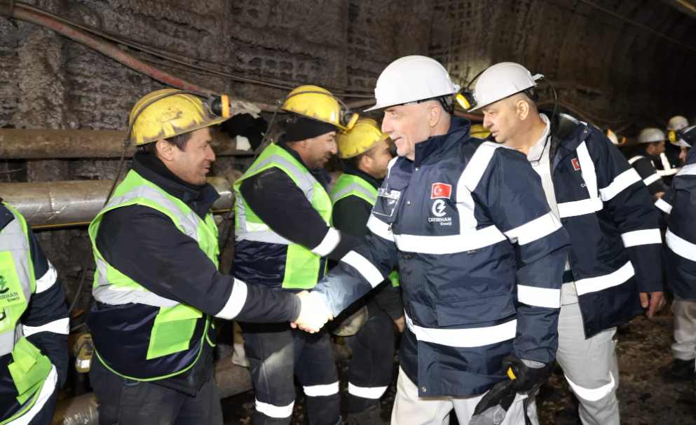 Yerin 300 metre altında madencile rile iftar