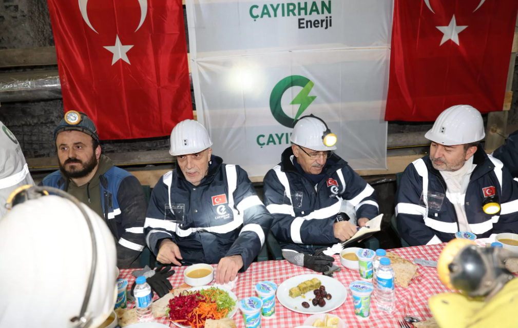 Yerin 300 metre altında madencile rile iftar