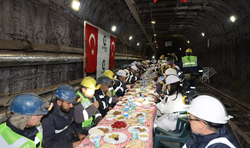 Yerin 300 metre altında madencile rile iftar