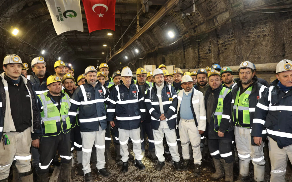 Yerin 300 metre altında madencile rile iftar