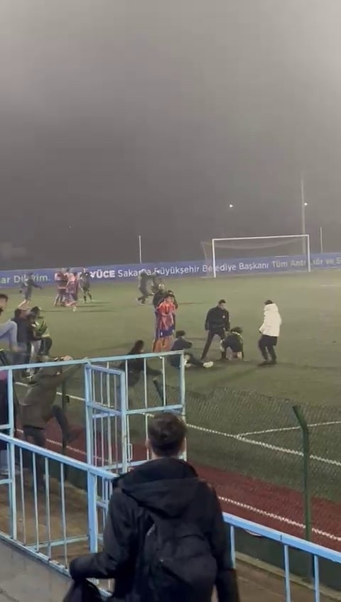 yesil-saha-boks-ringine-dondua1g4mg41de