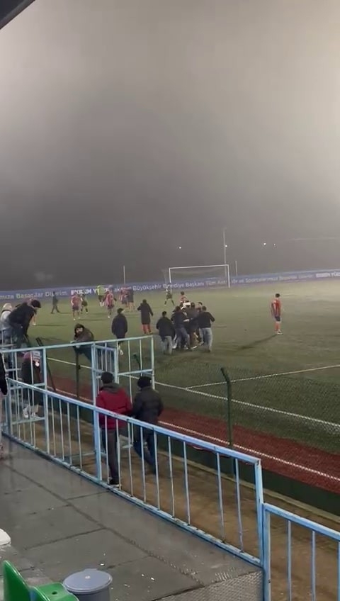 yesil-saha-boks-ringine-dondua1g4mg41de