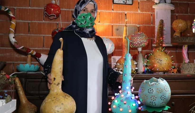 Yetiştirdiği su kabaklarını sanat eserine dönüştürüyor