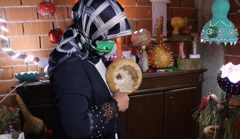 Yetiştirdiği su kabaklarını sanat eserine dönüştürüyor