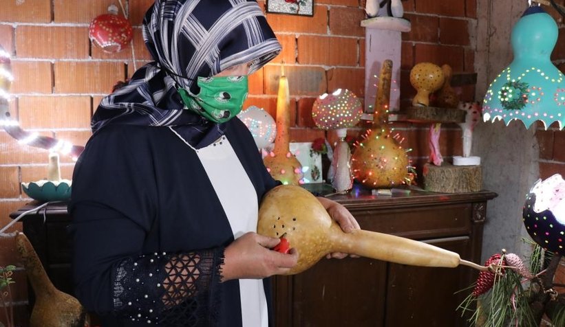 Yetiştirdiği su kabaklarını sanat eserine dönüştürüyor