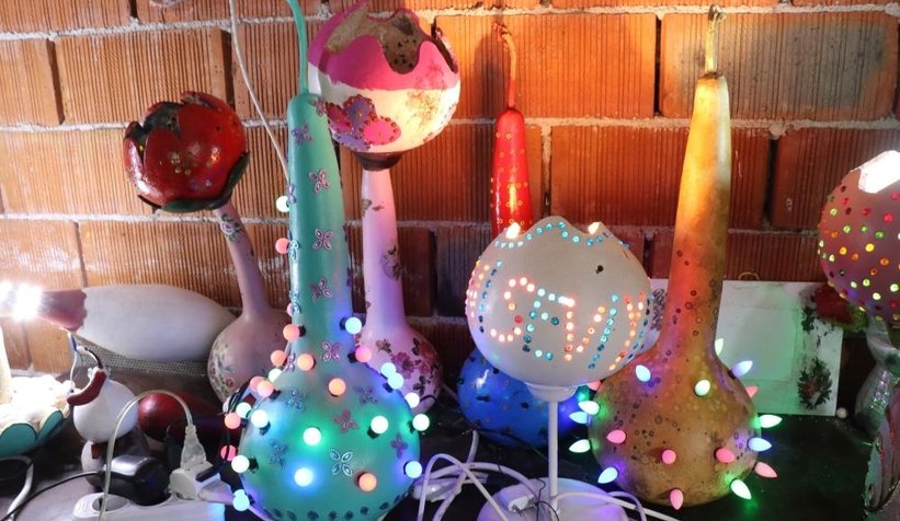 Yetiştirdiği su kabaklarını sanat eserine dönüştürüyor