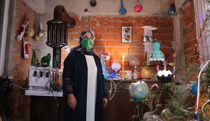 Yetiştirdiği su kabaklarını sanat eserine dönüştürüyor