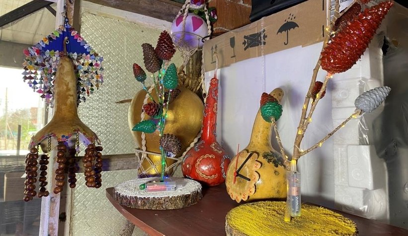 Yetiştirdiği su kabaklarını sanat eserine dönüştürüyor