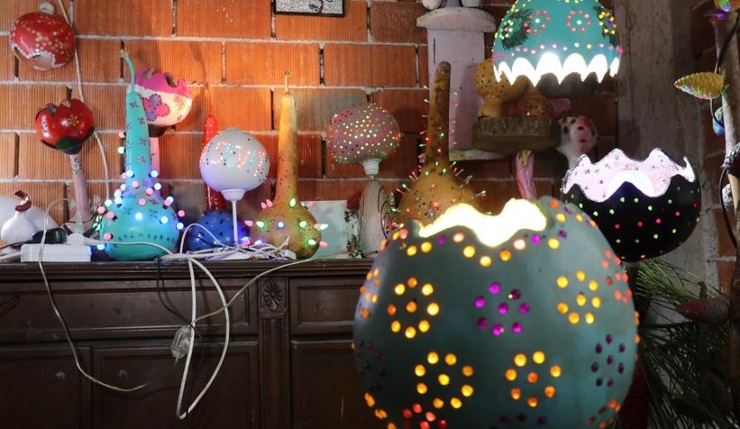 Yetiştirdiği su kabaklarını sanat eserine dönüştürüyor