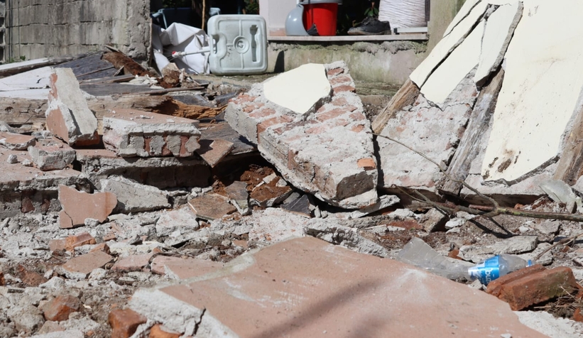 Yıkılan duvarın altında kalarak hayatını kaybetti