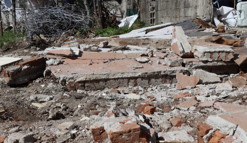 Yıkılan duvarın altında kalarak hayatını kaybetti