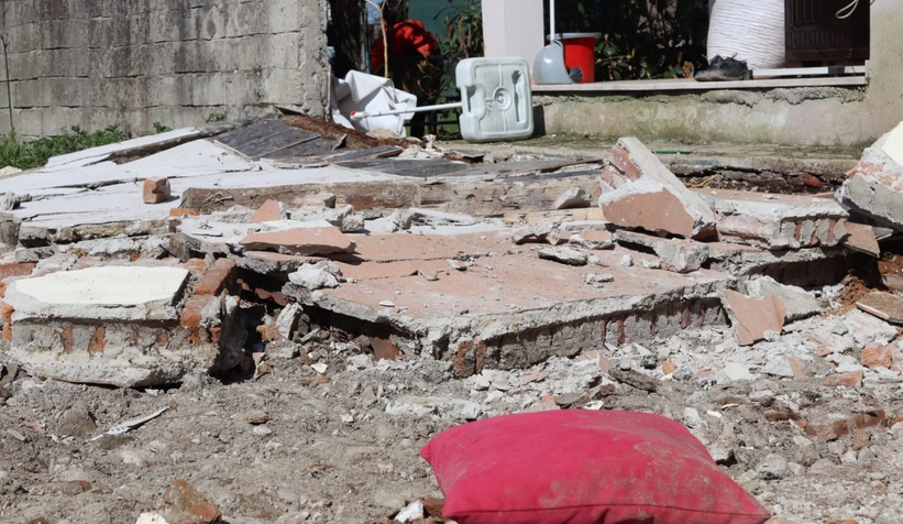 Yıkılan duvarın altında kalarak hayatını kaybetti