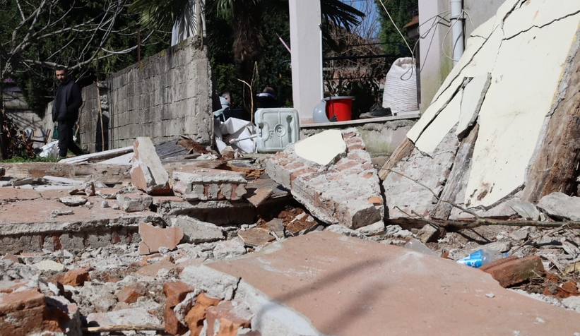 Yıkılan duvarın altında kalarak hayatını kaybetti