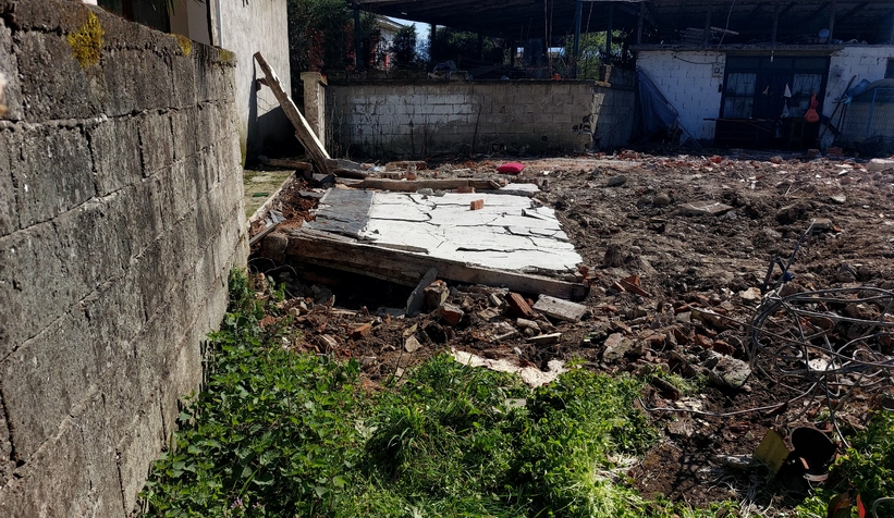 Yıkılan duvarın altında kalarak hayatını kaybetti