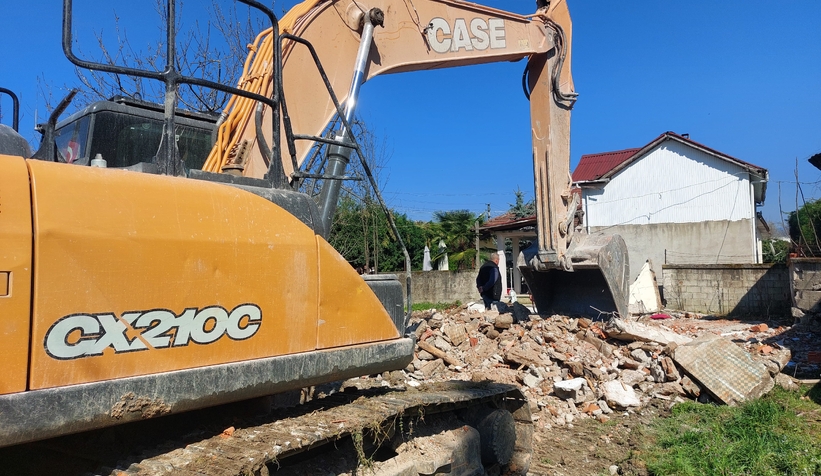 Yıkılan duvarın altında kalarak hayatını kaybetti