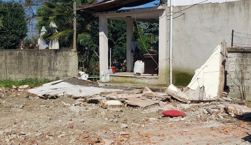 Yıkılan duvarın altında kalarak hayatını kaybetti