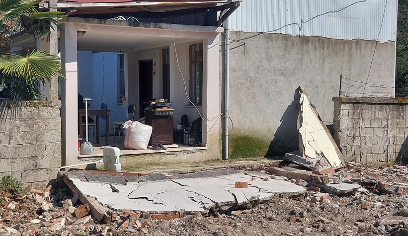 Yıkılan duvarın altında kalarak hayatını kaybetti