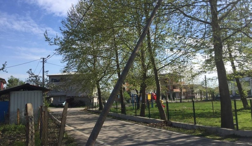 Yıkılmak üzere olan telefon direği tehlike saçıyor