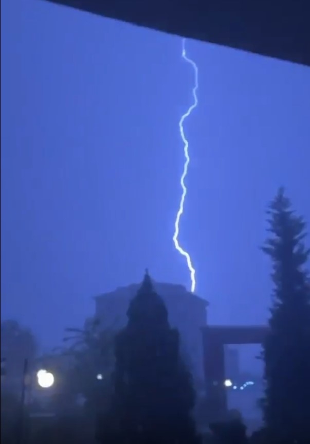 Yıldırımın düşme anı görüntülendi