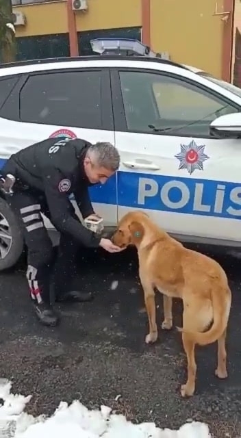 Yiyecek verdiği polisleri unutmadı