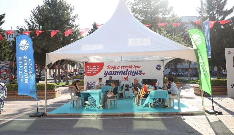 YKS Tercih Desteği AKM Önünde Başlıyor: Sakarya Büyükşehir’den Ücretsiz Danışmanlık Hizmeti