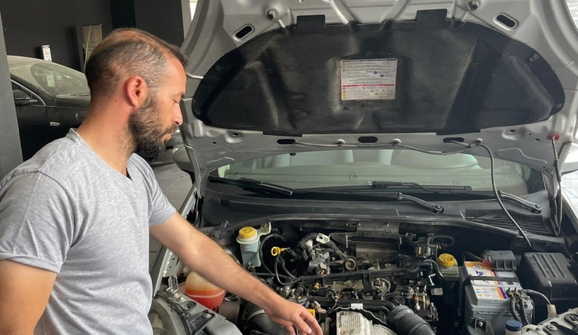 Yok artık; Otomobilin kaputunu açıp motor parçalarını çaldılar