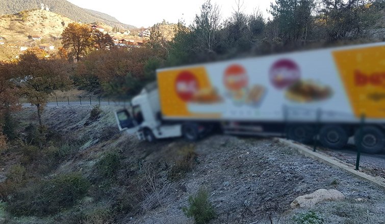 Yol buz pistine döndü; 3 yaralı