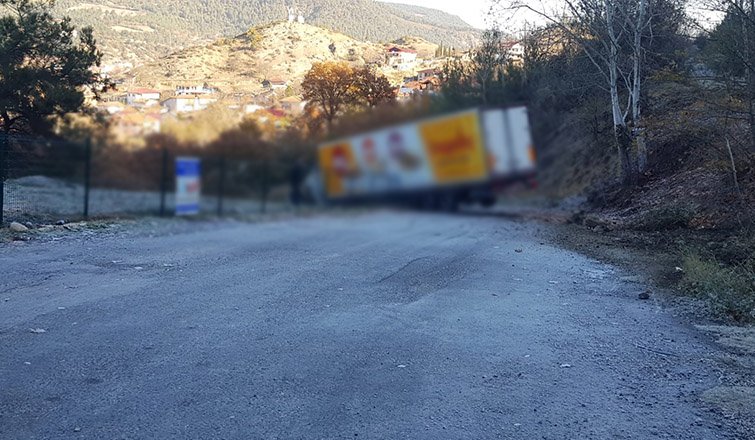 Yol buz pistine döndü; 3 yaralı