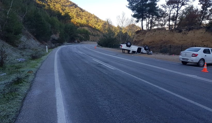 Yol buz pistine döndü; 3 yaralı