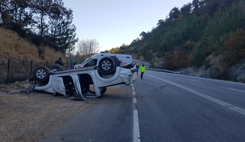 Yol buz pistine döndü; 3 yaralı