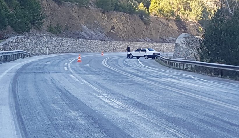 Yol buz pistine döndü; 3 yaralı