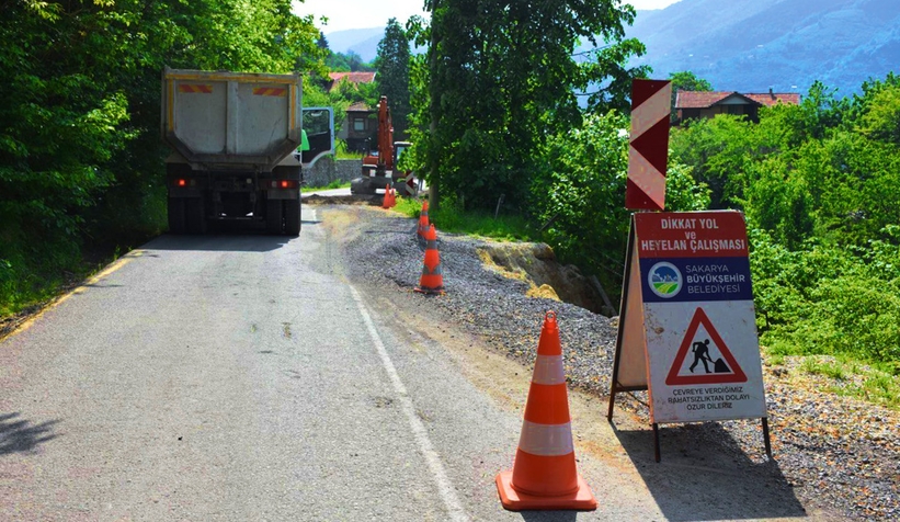 Yol çöktü, tehlikeyi Büyükşehir önledi