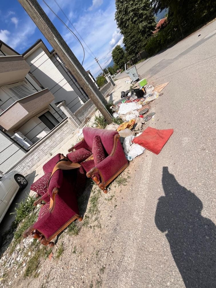 Yol kenarına atılan mobilya ve inşaat atıkları uzun süredir toplanmıyor