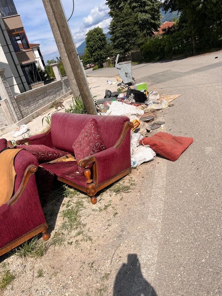 Yol kenarına atılan mobilya ve inşaat atıkları uzun süredir toplanmıyor