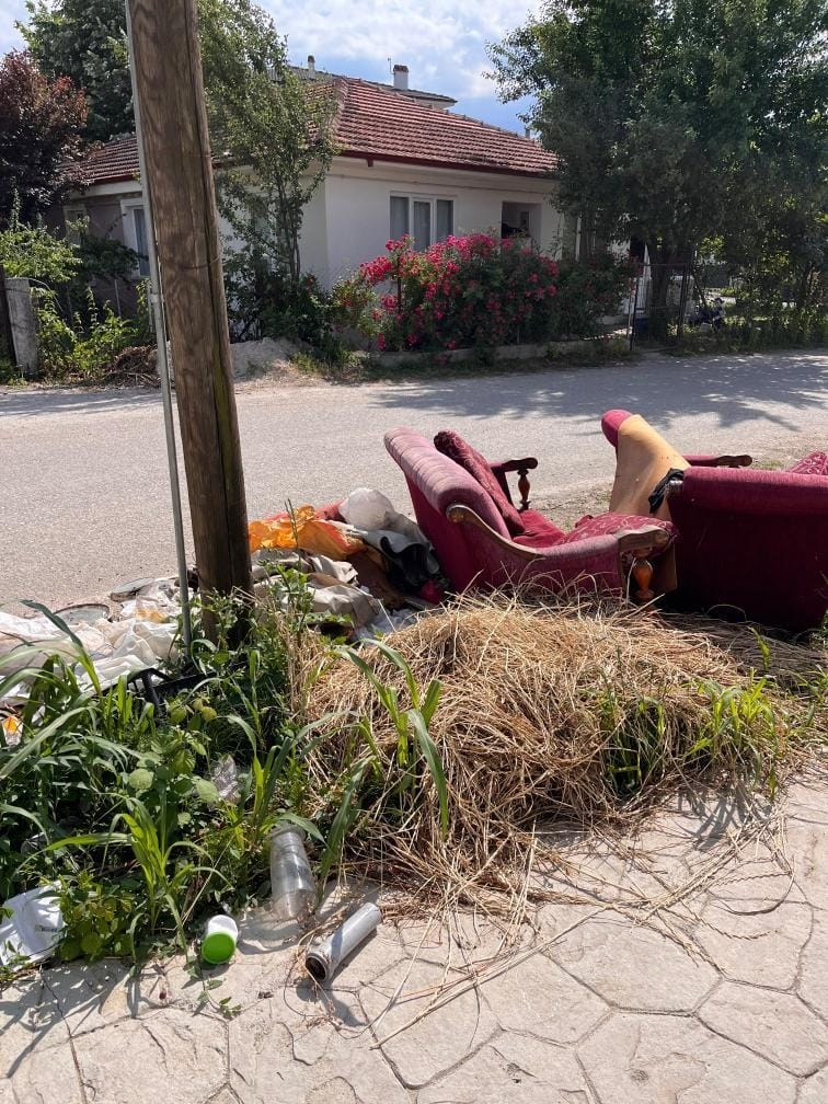 Yol kenarına atılan mobilya ve inşaat atıkları uzun süredir toplanmıyor