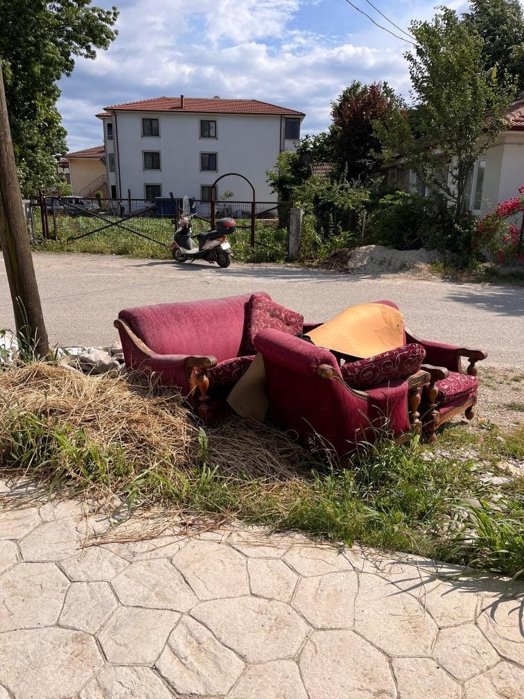 Yol kenarına atılan mobilya ve inşaat atıkları uzun süredir toplanmıyor