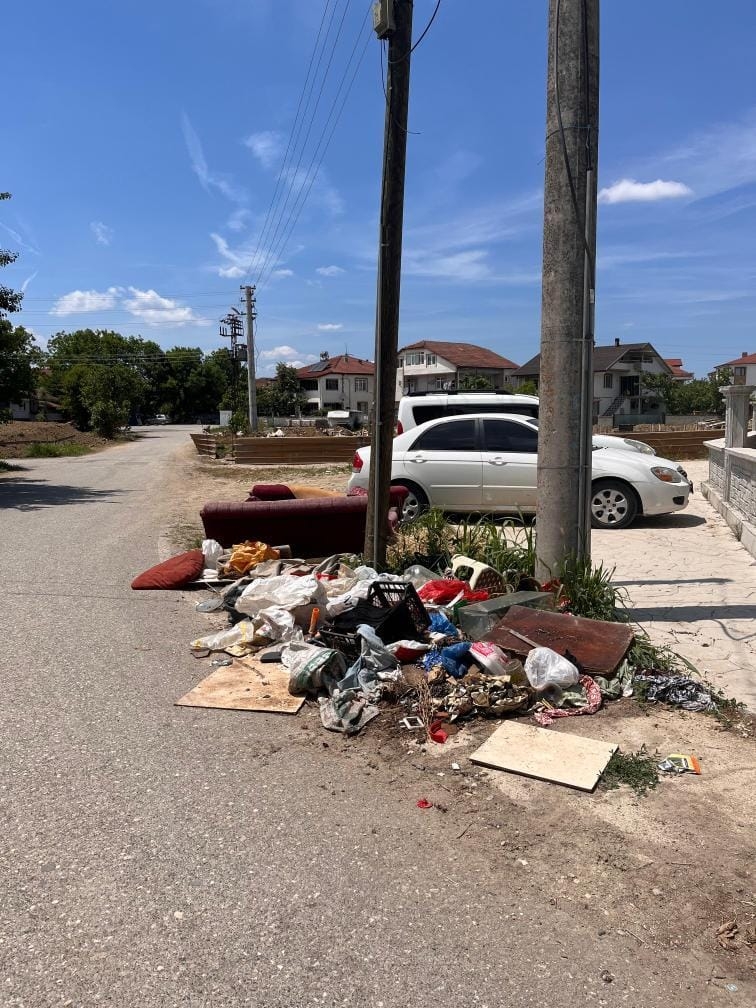 Yol kenarına atılan mobilya ve inşaat atıkları uzun süredir toplanmıyor