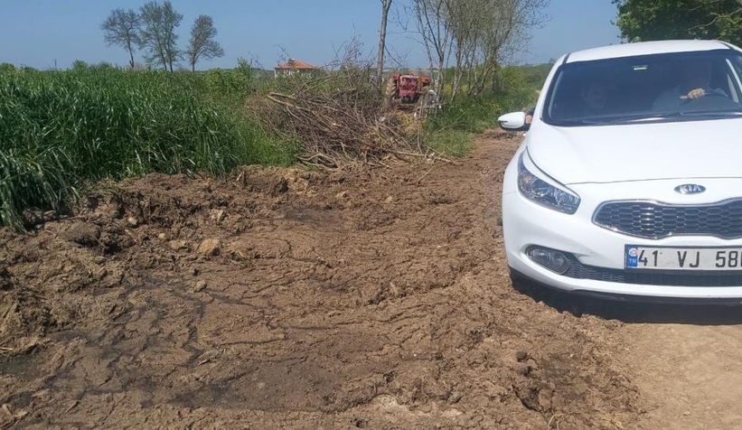 Yol kenarına dökülen gübreler vatandaşı isyan ettirdi