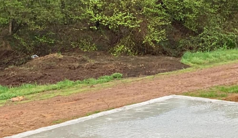 Yol kenarına dökülen gübreler vatandaşı isyan ettirdi