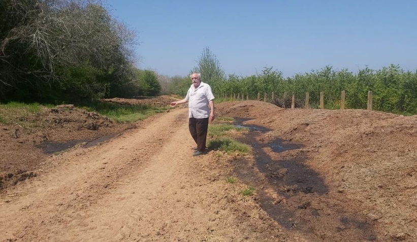 Yol kenarına dökülen gübreler vatandaşı isyan ettirdi