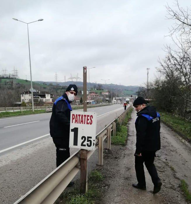 Yol kenarlarındaki satıcılara zabıtadan operasyon