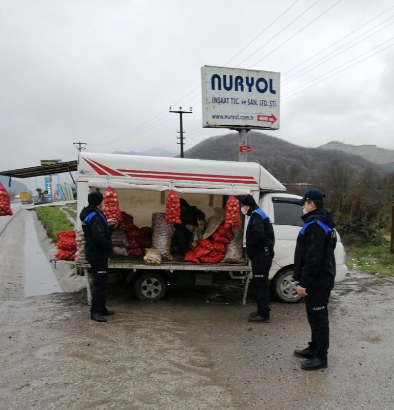 Yol kenarlarındaki satıcılara zabıtadan operasyon