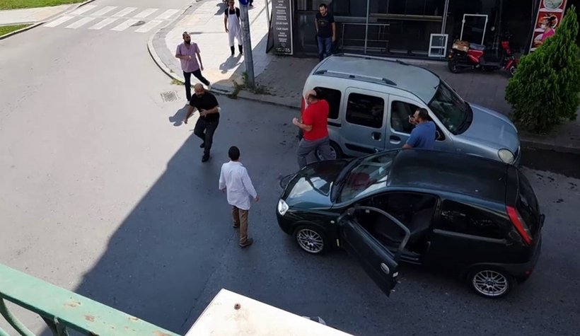 Yol verme kavgasında satırla dehşet saçtı